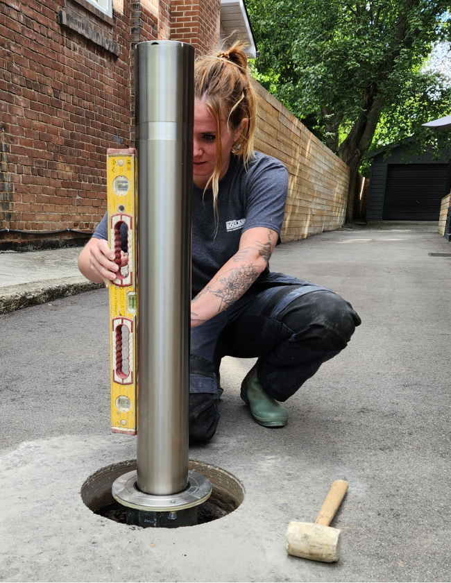 aant bollards woman measuring bollard
