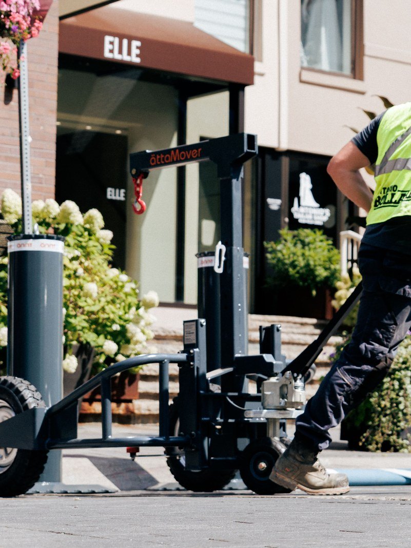 Meet attaGard 2 Crew member moving an ättaGard bollard with the ättaMover, Yorkville, Toronto